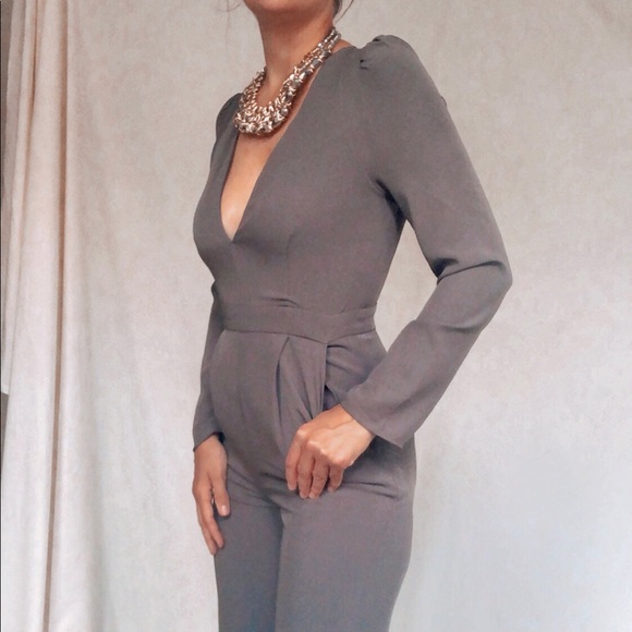 Never worn deep v-neck jumpsuit - Picture 4 of 6